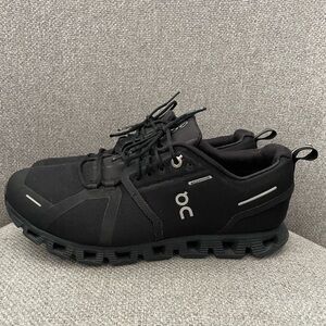 ON CLOUD- men’s black runners size 8